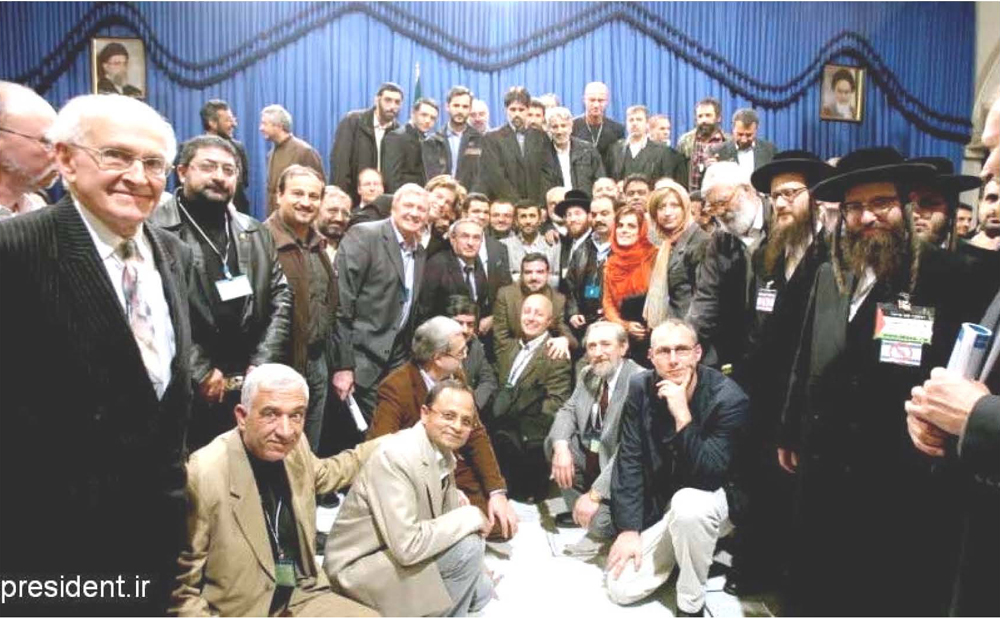 Pr�sident Mahmud Ahmadinedschad umgeben von Prof. Faurisson, George Kadar, Moishe Friedman, Wolfgang Fr�hlich, David Duke, Rabbi Dovid Weiss, Serge Thion, Peter T�pfer, Benedikt Frings u.a. 